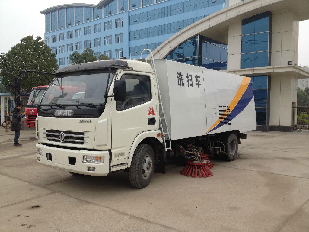 東風系列大型掃路車與吸塵車 現代城市環衛的強勁動力
